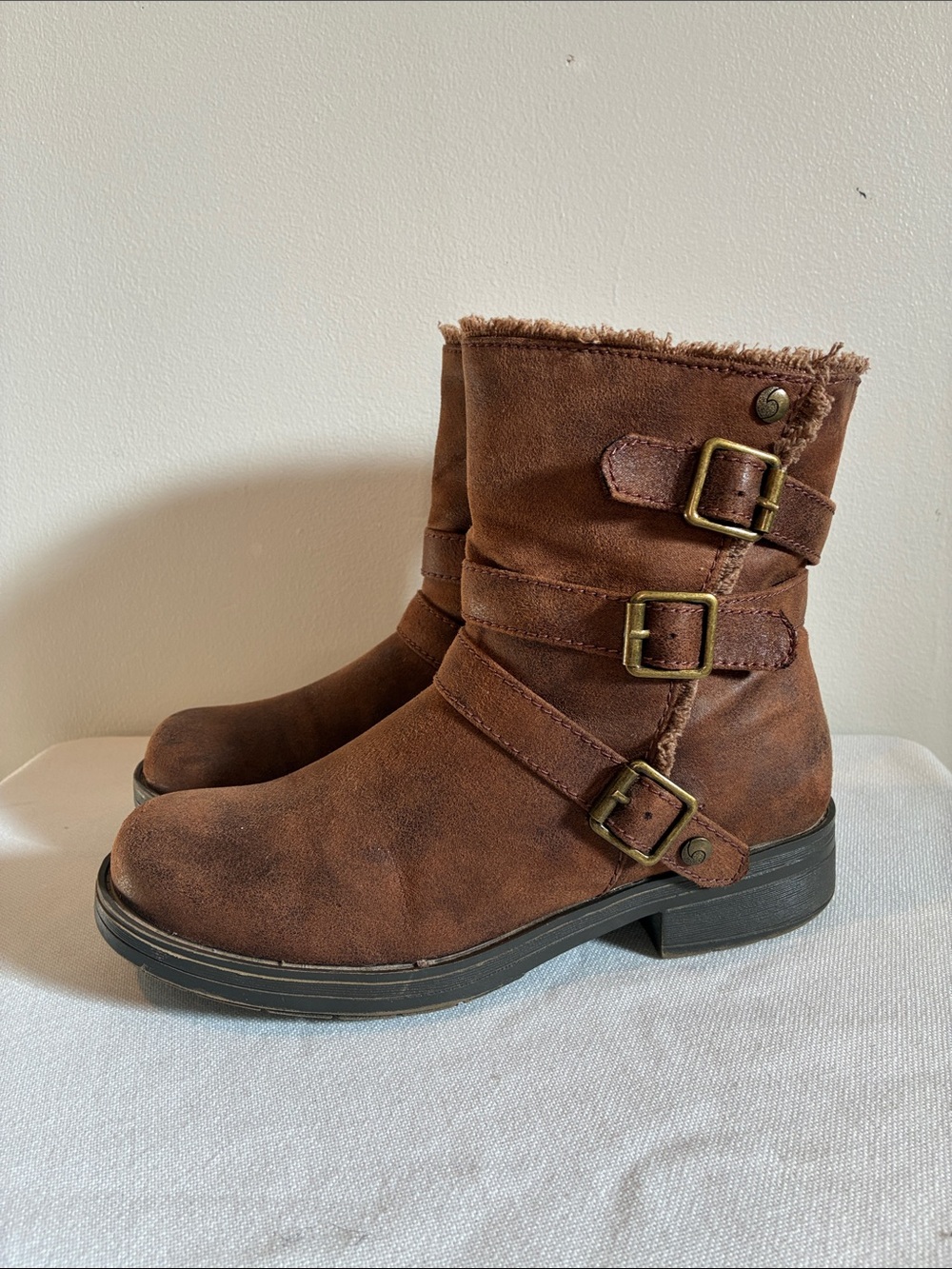Makalu Brown faux suede zip up combat/ankle boots Sz 7.5 frayed edge distressed